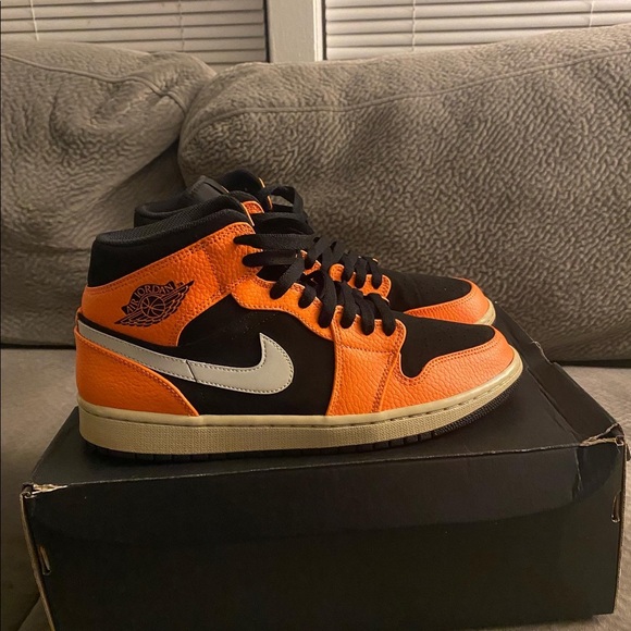 Air Jordan Retro 1 Mid “Black Cone” - Picture 1 of 4